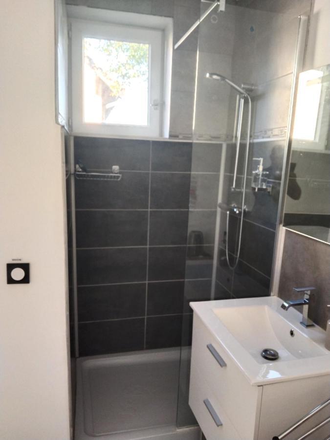 Cottage Calme Via Rhona Avec Piscine Chavanoz Exterior foto
